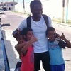 Ngôi sao Ghana Muntari tặng tiền cho các trẻ em nghèo ở Brazil