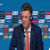 HLV Van Gaal khó chịu khi được hỏi về M.U ở World Cup