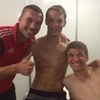 Các cầu thủ Đức thi nhau cởi trần "selfie" trong phòng thay đồ