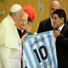 Maradona tặng Giáo hoàng chiếc áo số 10 của tuyển Argentina
