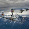 Ấn tượng phi công "phi" tàu lượn trên lưng máy bay giữa không trung 