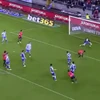 Thủ môn của Deportivo dùng mặt để ngăn chặn bàn thua