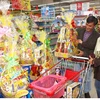 Các siêu thị chuẩn bị hàng hóa phục vụ mua sắm Tết (Ảnh: TTXVN)
