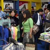Các khách tham quan một hội chợ thời trang tại Thành phố Hồ Chí Minh năm 2011 (Ảnh: TTXVN)