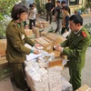 Gần 20 tấn mì chính và ô mai không có hóa đơn chứng từ bị PC46 và Đội Quản lý thị trường số 13 bắt giữ (Ảnh: Đức Duy/Vietnam+)
