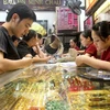 Giao dịch vàng miếng tại Bảo Tín Minh Châu (Ảnh: TTXVN)