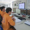 Nhân viên Tập đoàn Hòa Phát đang theo dõi hệ thống phát điện. (Ảnh: Đức Duy/Vietnam+)