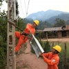 Công ty Điện lực Điện Biên đang láp công tơ điện cho các hộ dân vùng sâu vùng xa (Ảnh minh họa. Nguồn: TTXVN)