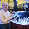 Ông Gioacchino Russo, Phó Giám đốc Công ty quốc tế Cosmos đang giới thiệu hương vị ẩm thực và các loại đồ uống của Itay (Ảnh: Đức Duy/Vietnam+)