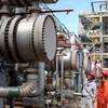 Các kỹ sư nhà máy Lọc dầu Dung Quất đang kiểm tra việc vận hành trang thiết bị (Ảnh: TTXVN)