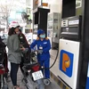 Giá xăng RON 92 tại Petrolimex giảm 550 đồng mỗi lít kể từ 18 giờ