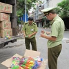 Hàng nghìn đồ chơi trẻ em nhập lậu bị Quản lý thị trường Hà Nội thu giữ (Ảnh: Đức Duy/Vietnam+)