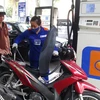 Nhân viên Petrolimex đang bán xăng cho khách hàng (Ảnh: Đức Duy/'Vietnam+)