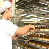Dây chuyền sản xuất bánh Trung thu (Ảnh: Đức Duy/Vietnam+)
