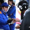 Nhân viên Petrolimex đang bán xăng cho khách hàng (Ảnh: Minh Sơn/Vietnam+)