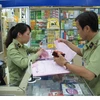Lực lượng QLTT Hà Nội đang tiến hành kiểm tra việc kinh doanh thuốc tân dược trên địa bàn (Ảnh: Xuân Quảng/Vietnam+)