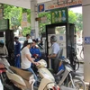 Nhân viên Petrolimex đang bán xăng cho khách hàng (Ảnh: Đức Duy/|Vietnam+)