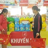 Người tiêu dùng nông thôn rất quan tâm đến việc mua sắm hàng Việt (Ảnh: Đức Duy/Vietnam+)
