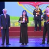 Bà Trần Thị Ngọc Bích, Phó Tổng Giám đốc Tập đoàn Hương Sen lên nhận giải thưởng "Top 10 Thực phẩm Tốt nhất Việt Nam" cho nhãn hàng nước chanh leo Pushmax 