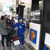 Nhân viên Petrolimex đang bơm xăng cho khách hàng (Ảnh: Đức Duy/Vietnam+)