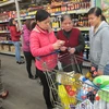 Các siêu thị chuẩn bị đầy đủ các mặt hàng thiết yếu để phục vụ nhu cầu mua sắm của người dân (Ảnh: Đức Duy/Vietnam+)