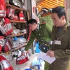 Lực lượng liên ngành quận Hai Bà Trưng đang kiểm tra các cửa hàng bán phụ tùng ôtô quanh khu vực chợ Hòa Bình (Ảnh: Đức Duy/Vietnam+)