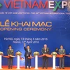 Phó Thủ tướng Vương Đình Huệ cắt băng khai mạc Hội chợ Vietnam Expo 2016 (Ảnh: Đức Duy/Vietnam+)