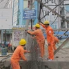 Nhân viên Tổng công ty Điện lực Hà Nội đang tiến hành kiểm tra An toàn lưới điện. (Ảnh: Đức Duy/Vietnam+)