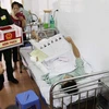 Các bác sỹ Bệnh viện Quân y 108 đưa hòm phiếu tới tận giường để bệnh nhân thực hiện quyền công dân. (Ảnh: Doãn Đức/Vietnam+)