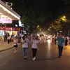 Tuyến phố đi bộ quanh Hồ Hoàn Kiếm trong ngày đầu tiên thực hiện. (Ảnh: Minh Sơn/Vietnam+)