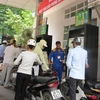 Khách hàng mua xăng tại một cửa hàng trực thuộc Petrolimex. (Ảnh: PV/Vietnam+)