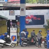 Khách hàng mua xăng tại một địa điểm của Petrolimex. (Ảnh: PV/Vietnam+)