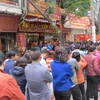 Trong chiều nay, nhiều người dân vẫn xếp hàng để mua vàng tại Bảo Tín Minh Châu. (Ảnh: Đức Duy/Vietnam+)
