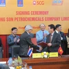 Lãnh đạo PVN và SCG ký kết các văn kiện quan trọng của Công ty hóa dầu Long Sơn. (Ảnh: Đức Duy/Vietnam+)