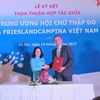 Lãnh đạo Hội chữ Thập đỏ Việt Nam ký thảo thuận hợp tác với Công ty FrieslandCampina Việt Nam. (Ảnh: Đức Duy/Vietnam+)