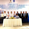 Ông Mervyn Goddings, Tổng giám đốc Rosneft Việt Nam và lãnh đạo PV Drilling thực hiện ký hợp đồng dưới sự chứng kiến của lãnh đạo PVN, Rosneft và PV Drilling. (Ảnh: pvn.vn)