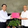 Đồng chí Nguyễn Đức Lợi, Tổng Giám đốc Thông tấn xã Việt Nam tặng quà gia đình liệt sỹ Phạm Thị Đệ. (Ảnh: TTXVN)
