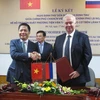 Bộ trưởng Trần Tuấn Anh và Đại sứ đặc mệnh toàn quyền Liên bang Nga tại Việt Nam ký thỏa thuận hợp tác. (Ảnh: Đức Duy/Vietnam+)