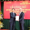 Bộ trưởng Trần Tuấn Anh trao quyết định bổ nhiệm Chủ tịch Vinachem cho ông Nguyễn Phú Cường. (Ảnh: vinachem.com.vn)
