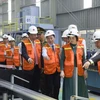 Lãnh đạo tỉnh Yên Bái và Tập đoàn Hoa Sen tham quan các dây chuyền thiết bị trong nhà máy. (Ảnh: Tập đoàn Hoa Sen) 