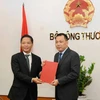 Bộ trưởng Trần Tuấn Anh (bên trái) trao quyết định của Thủ tướng bổ nhiệm ông Đặng Hoàng An giữ chức vụ Thứ trưởng Bộ Công Thương. (Ảnh: moit.gov.vn)