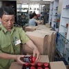 Lực lượng quản lý thị trường kiểm tra hàng hóa trên địa bàn Hà Nội. (Ảnh: Đức Duy/Vietnam+)
