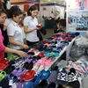 Doanh nghiệp tham gia trưng bày, giới thiệu và bán các sản phẩm thời trang, da giày. (Ảnh: TTXVN)