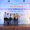 Tổng giám đốc BSR Trần Ngọc Nguyên tặng hoa tri ân nguyên lãnh đạo Tập đoàn. (Ảnh: pvn.vn)
