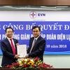 Chủ tịch EVN Dương Quang Thành (bên phải) trao Quyết định bổ nhiệm Phó Tổng giám đốc EVN cho ông Nguyễn Xuân Nam. (Ảnh: evn.com.vn)