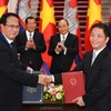 Bộ trưởng Trần Tuấn Anh và Bộ trưởng Bộ Thương mại Campuchia Pan Sorasak ký Biên bản Ghi nhớ về việc cơ bản kết thúc đàm phán Hiệp định Thương mại biên giới. (Ảnh: moit.gov.vn)