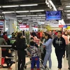 Người dân mua sắm hàng hóa tết tại các siêu thị, trung tâm thương mại. (Ảnh: Đức Duy/Vietnam+)