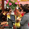 Giao dịch vàng tăng nhiệt trước ngày vía Thần Tài tại Bảo Tín Minh Châu. (Ảnh: Đức Duy/Vietnam+)
