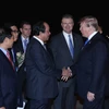 Bộ trưởng Mai Tiến Dũng, Đại sứ Mỹ tại Việt Nam Daniel Kritenbrink cùng các quan chức hai nước đón Tổng thống Mỹ Donald Trump tại sân bay quốc tế Nội Bài. (Ảnh: TTXVN)