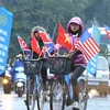 Người dân chuẩn bị cờ hoa đón chờ Chủ tịch Kim Jong-un đến Hà Nội. (Ảnh: Minh Sơn/Vietnam+) 